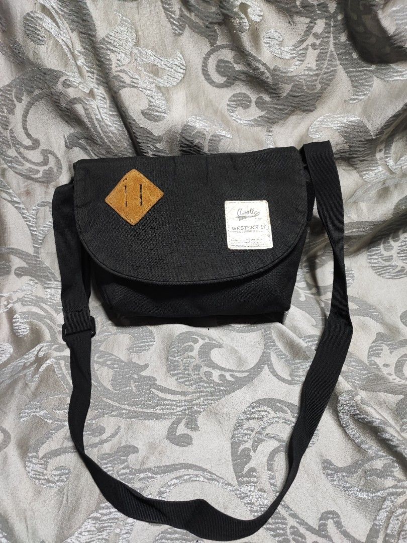 Anello sling bag (Category: Camera Bags & Carriers) located in Baguio. Submitted by jayrgijc52758 (Listing ID 1322234204, Image 1). Description: Anello sling bag Small size In very good condition No flaws 500.
