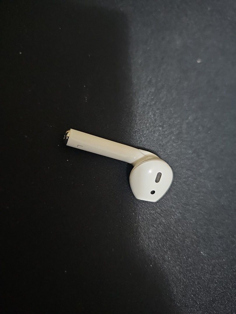 Apple Airpods Left446728192603596801