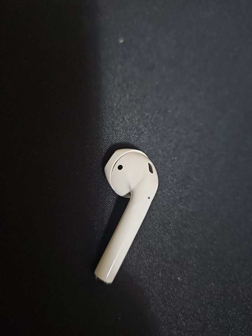 Apple Airpods Left446728192603596800