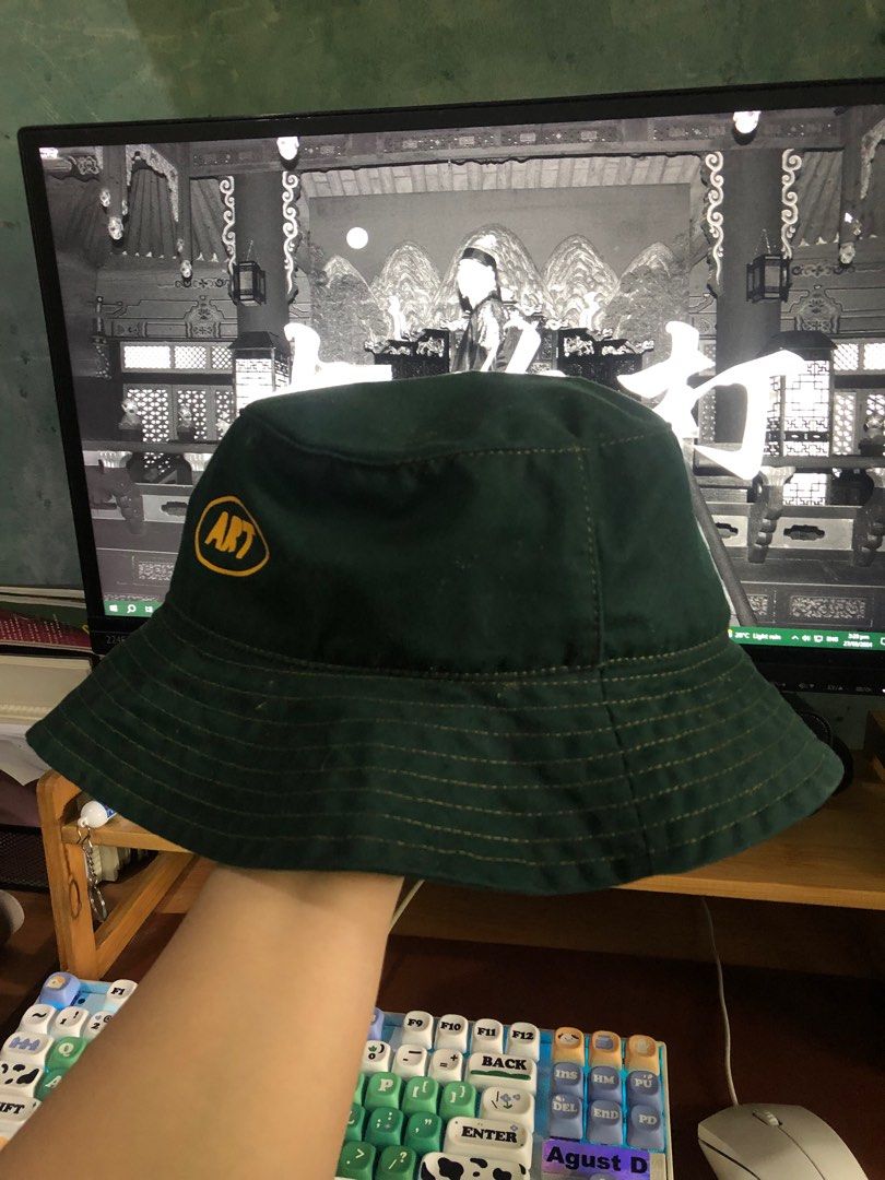 Artwork "Art" Bucket Hat (Category: Caps & Hats) located in Bacoor. Submitted by issa_cd (Listing ID 1322272487, Image 2). Description: - 100% original - Has a few flaws but can be removed naman when washed - Color is dark army green RFS: hindi na nasusuot Location: Molino 3, Bacoor City, Cavite • MOP: Gcash / GoTyme • Gcash: with ₱15 transfer fee • Courier: GogoXpress / LBC / J&T (Sh0pee checkout is not available) • Delivery Fee: will be shoulde