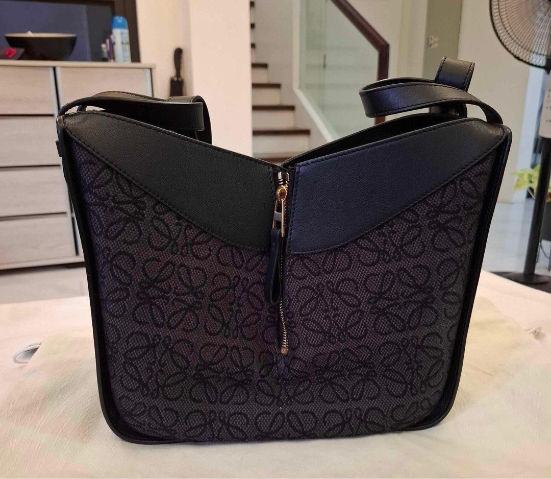 Authentic L o e w e 💕 (Category: Luxury Bags & Wallets) located in Quezon City. Submitted by jhaediah (Listing ID 1322369045, Image 2). Description: Like new condition med to large size complete inclusion. Bought store in London 170k .