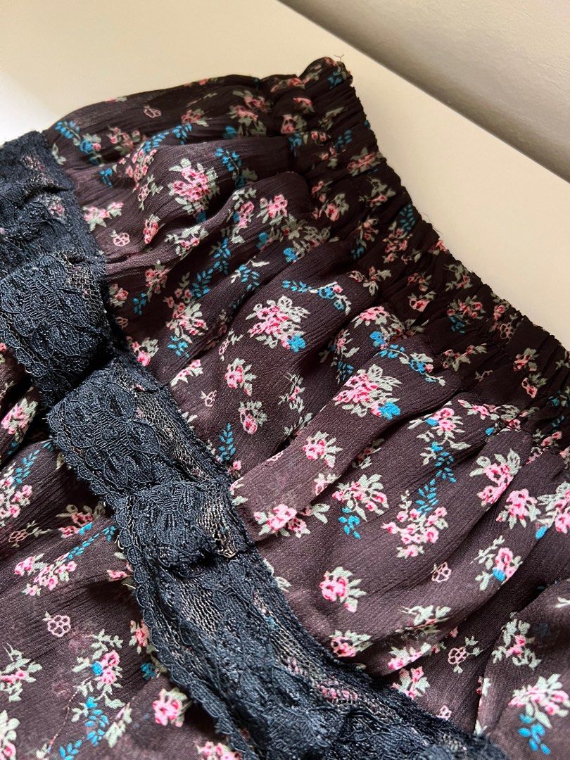 Black floral flowy skirt (Category: Skirts) located in Tarlac. Submitted by eloijv (Listing ID 1322227628, Image 2). Description: Above the knee skirt.