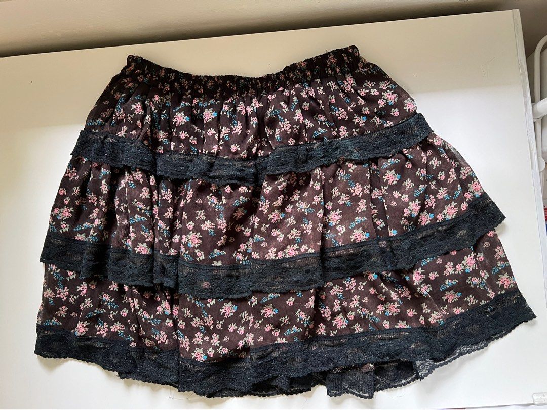 Black floral flowy skirt (Category: Skirts) located in Tarlac. Submitted by eloijv (Listing ID 1322227628, Image 3). Description: Above the knee skirt.