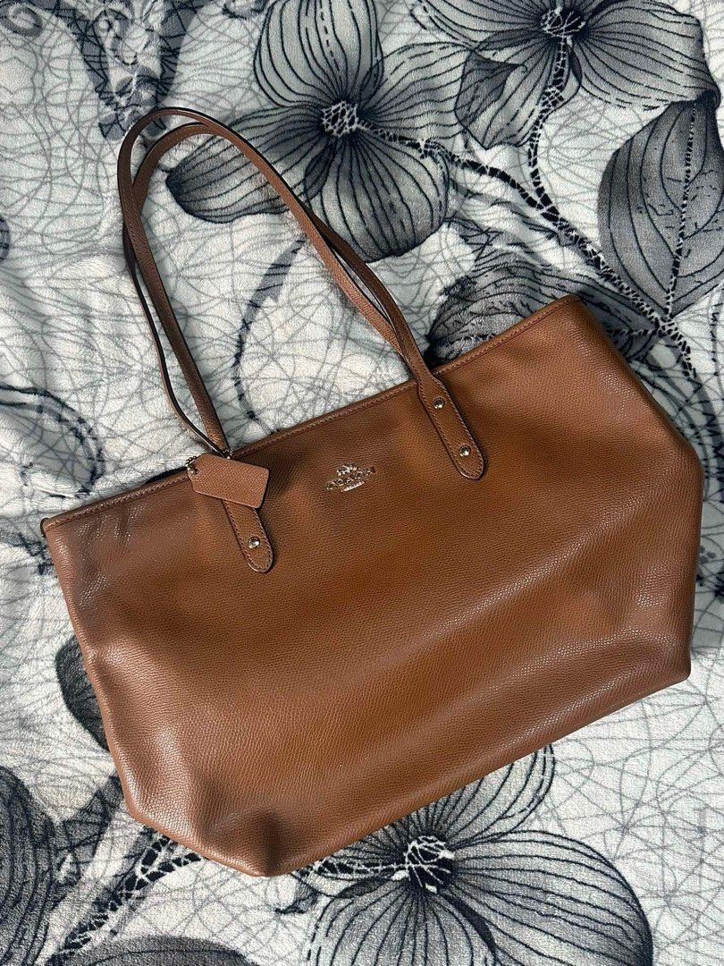 Coach tote bag AUTHENTIC (Category: Tote Bags) located in Morong. Submitted by deegee1234 (Listing ID 1322320426, Image 1). Description: Guaranteed authentic.