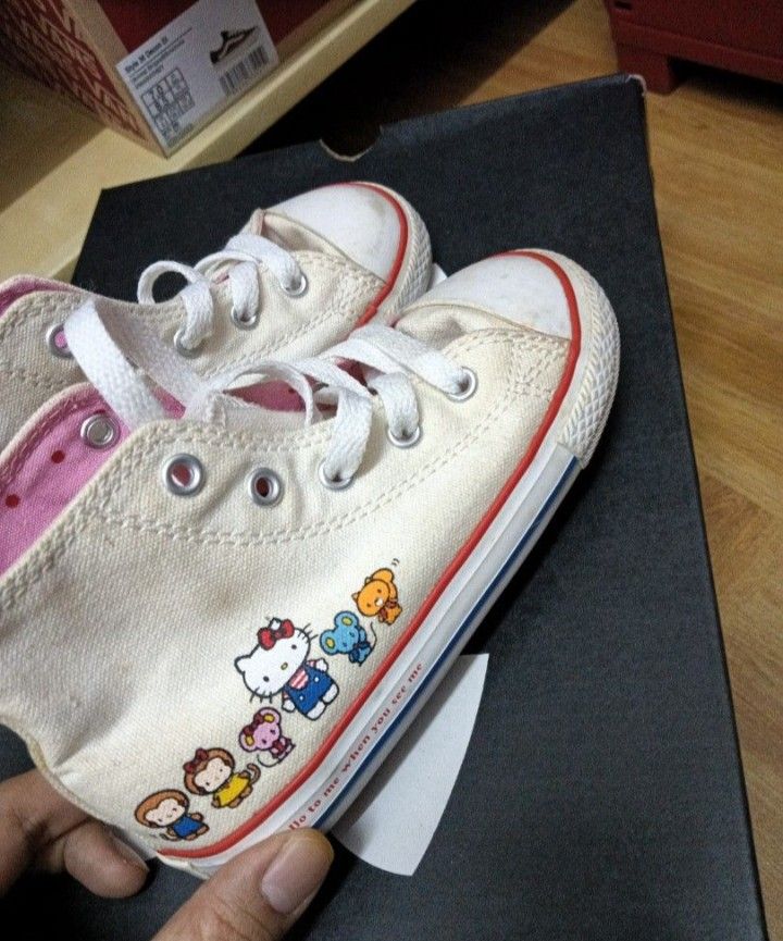Hello kitty converse infant clearance
