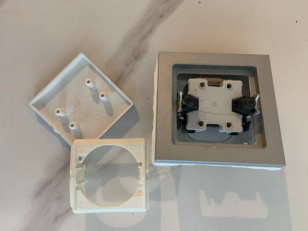 dimmable switch (Category: Other Home Appliances) located in Singapore. Submitted by deovolente (Listing ID 1322295322, Image 2). Description: Changed to normal switch, so no use for this .
