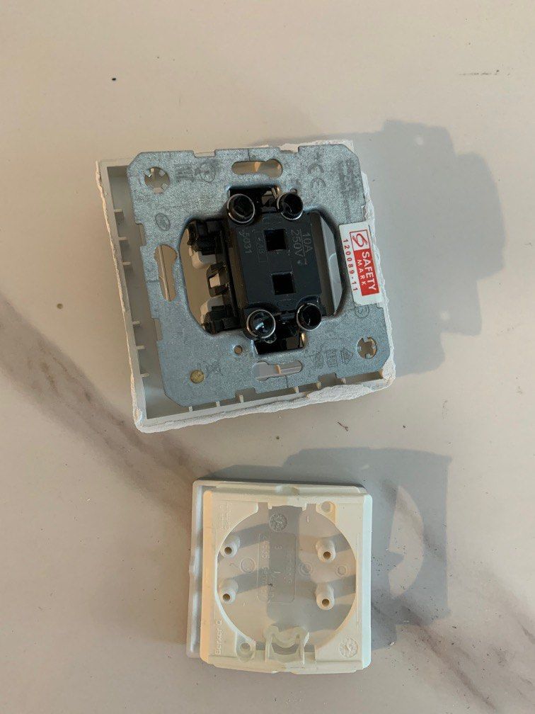 dimmable switch (Category: Other Home Appliances) located in Singapore. Submitted by deovolente (Listing ID 1322295322, Image 1). Description: Changed to normal switch, so no use for this .