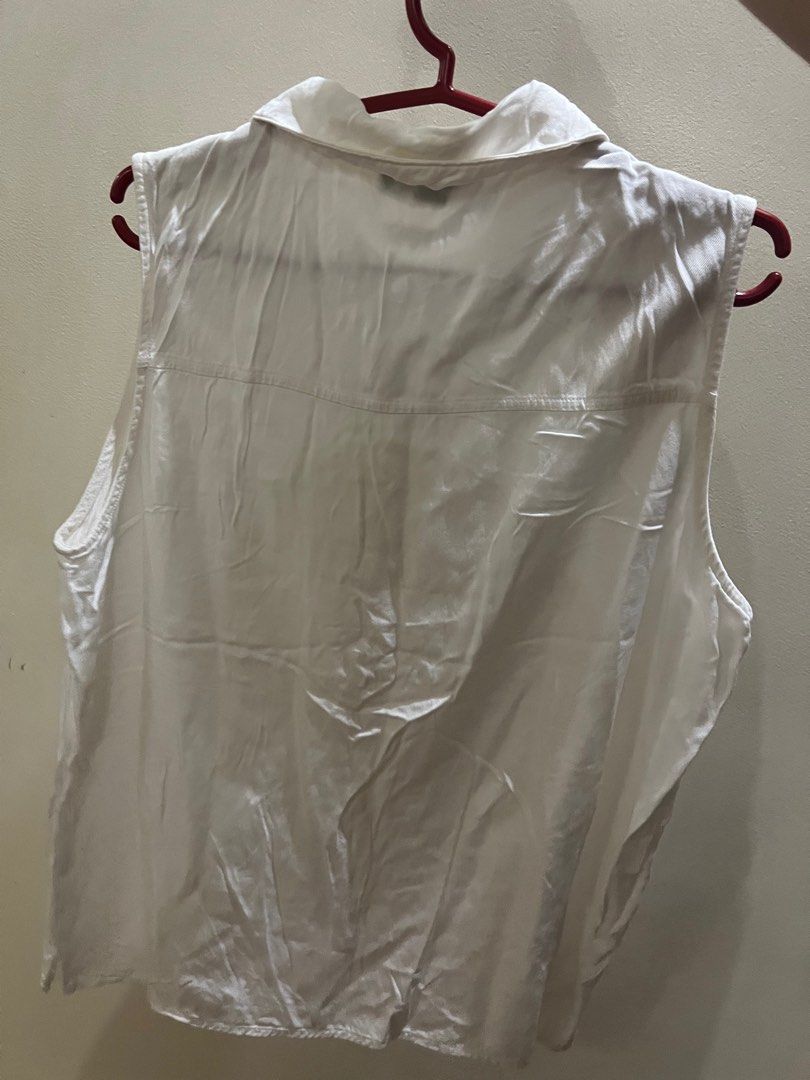 Forever 21 collared sleeveless top (Category: Sleeveless) located in San Fernando. Submitted by _prelovedbysflp (Listing ID 1322334961, Image 3). Description: .