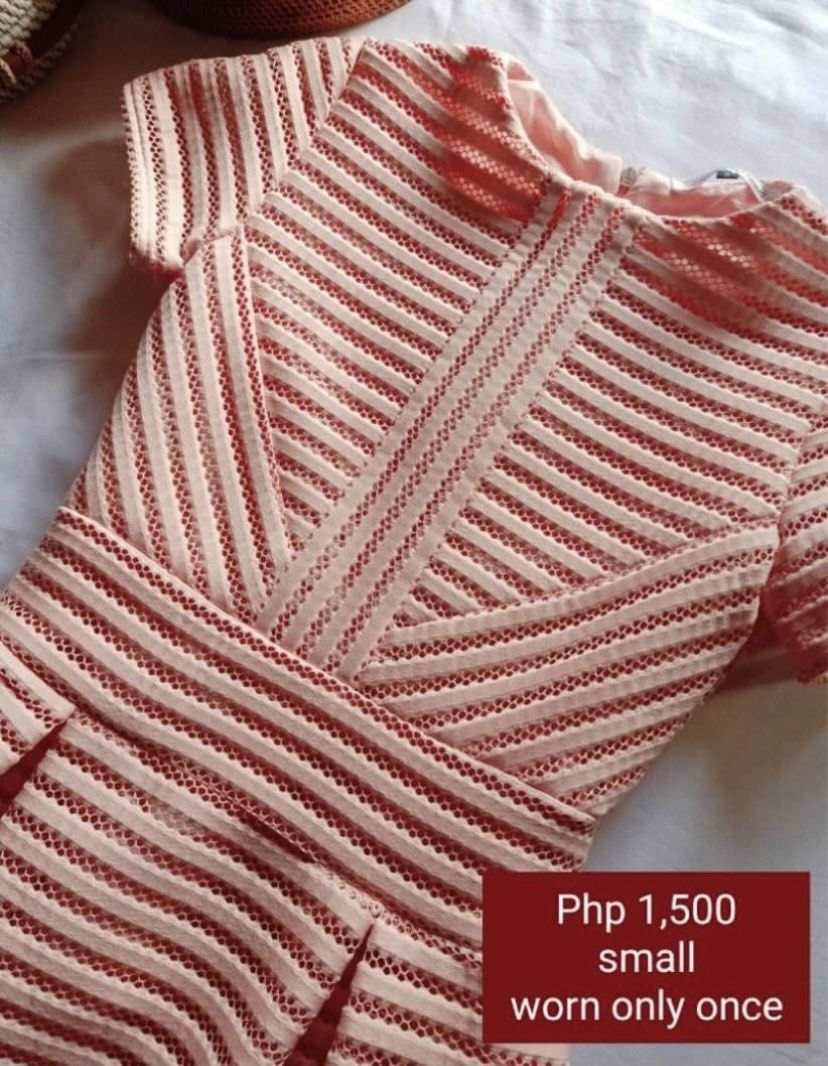 Formal/Graduation Dress (Category: Dresses) located in Bacoor. Submitted by bloooooooooooomfields (Listing ID 1322346692, Image 2). Description: Used once 10/10 See photos for dimensions No returns po so make sure kasya sa inyo.