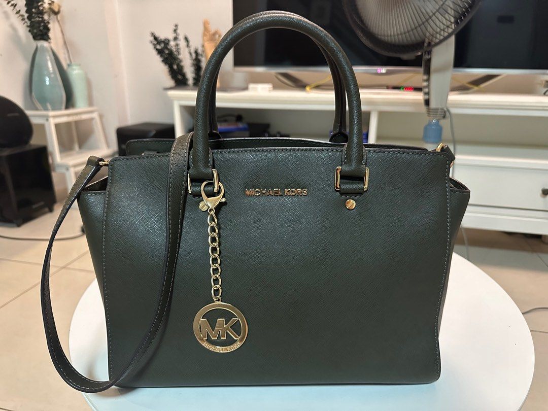 Michael kors bag authentic (Category: Luxury Bags & Wallets) located in Manila. Submitted by maricar2006 (Listing ID 1322364593, Image 1). Description: Authentic MK 2 way bag, slightly used due to its weight, but still looks like new.