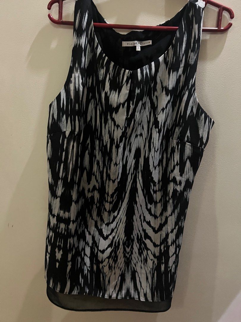 Sleeveless top (Category: Sleeveless) located in San Fernando. Submitted by _prelovedbysflp (Listing ID 1322335417, Image 1). Description: .