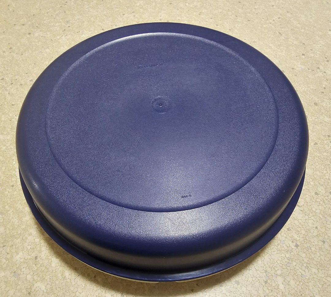 Tupperware serving centre (Category: Other Kitchen Appliances) located in Singapore. Submitted by tay8888 (Listing ID 1322359871, Image 1). Description: Pick up in AMK, S560426.