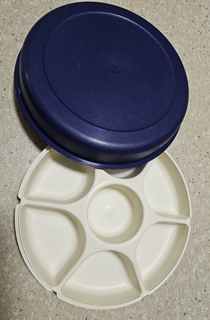 Tupperware serving centre (Category: Other Kitchen Appliances) located in Singapore. Submitted by tay8888 (Listing ID 1322359871, Image 2). Description: Pick up in AMK, S560426.