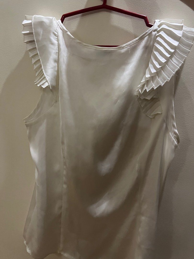White sleeveless top (Category: Sleeveless) located in San Fernando. Submitted by _prelovedbysflp (Listing ID 1322335184, Image 3). Description: Allison Taylor From US .