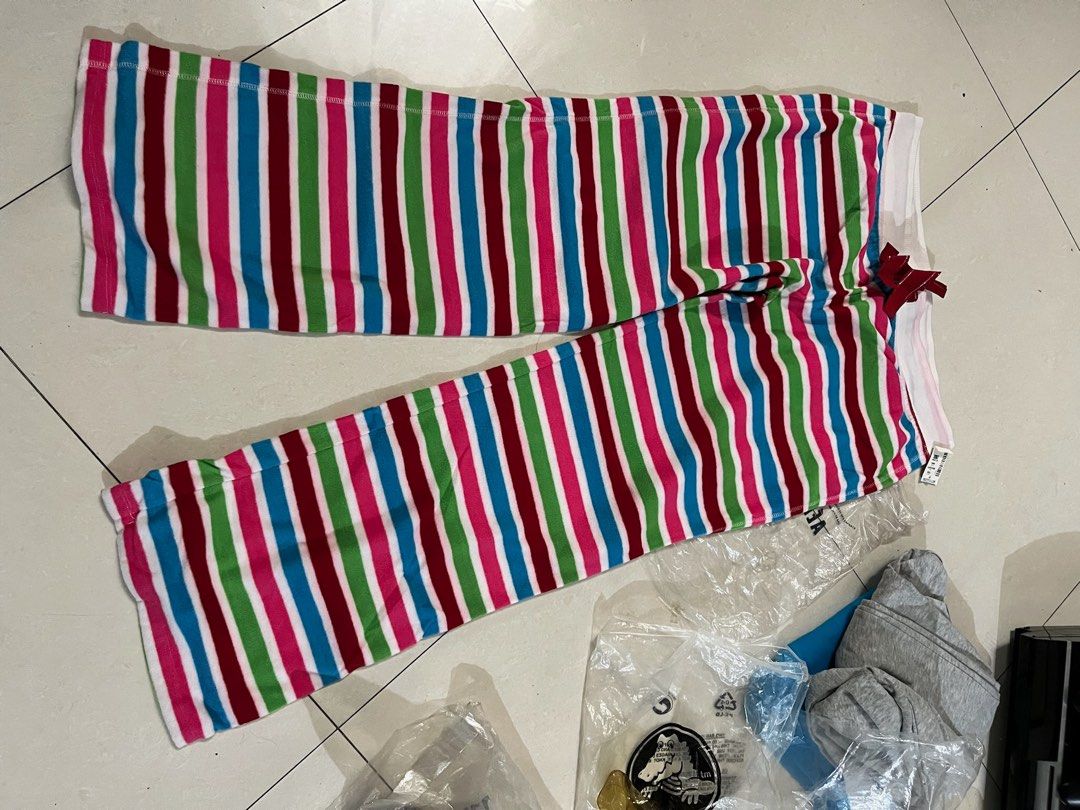 Aeropostale jogging pants (Category: Other Bottoms) located in Los Banos. Submitted by itsr2 (Listing ID 1322410285, Image 1). Description: Never been used jogging pants. Size medium but can fit up to large. Bought for 29usd (around 1500 pesos).