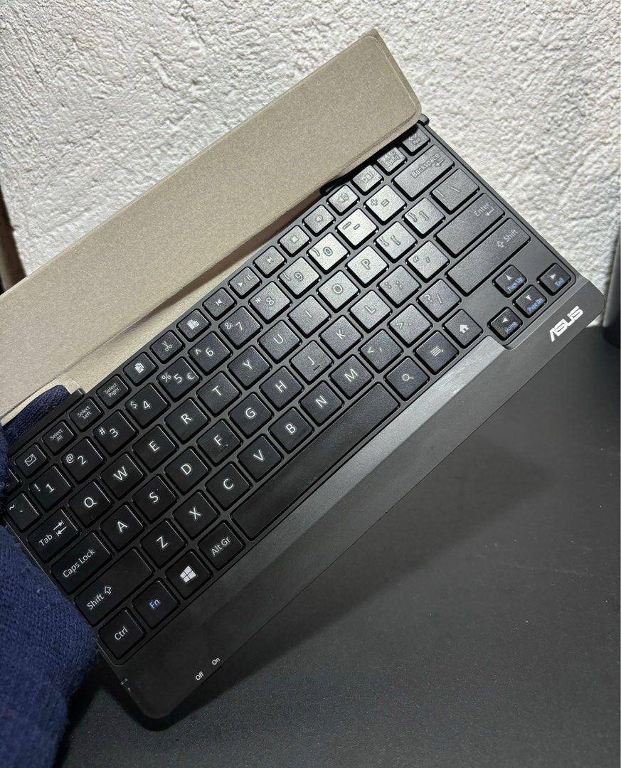 ASUS Pad 16 Transkeyboard for Tablet/Mobile Phone (Category: Computer Keyboard) located in Paranaque City. Submitted by dalle_closet (Listing ID 1322410173, Image 3). Description: universal keyboard wireless keyboard working all buttons nadeform lang ung may asus na name sa harap.