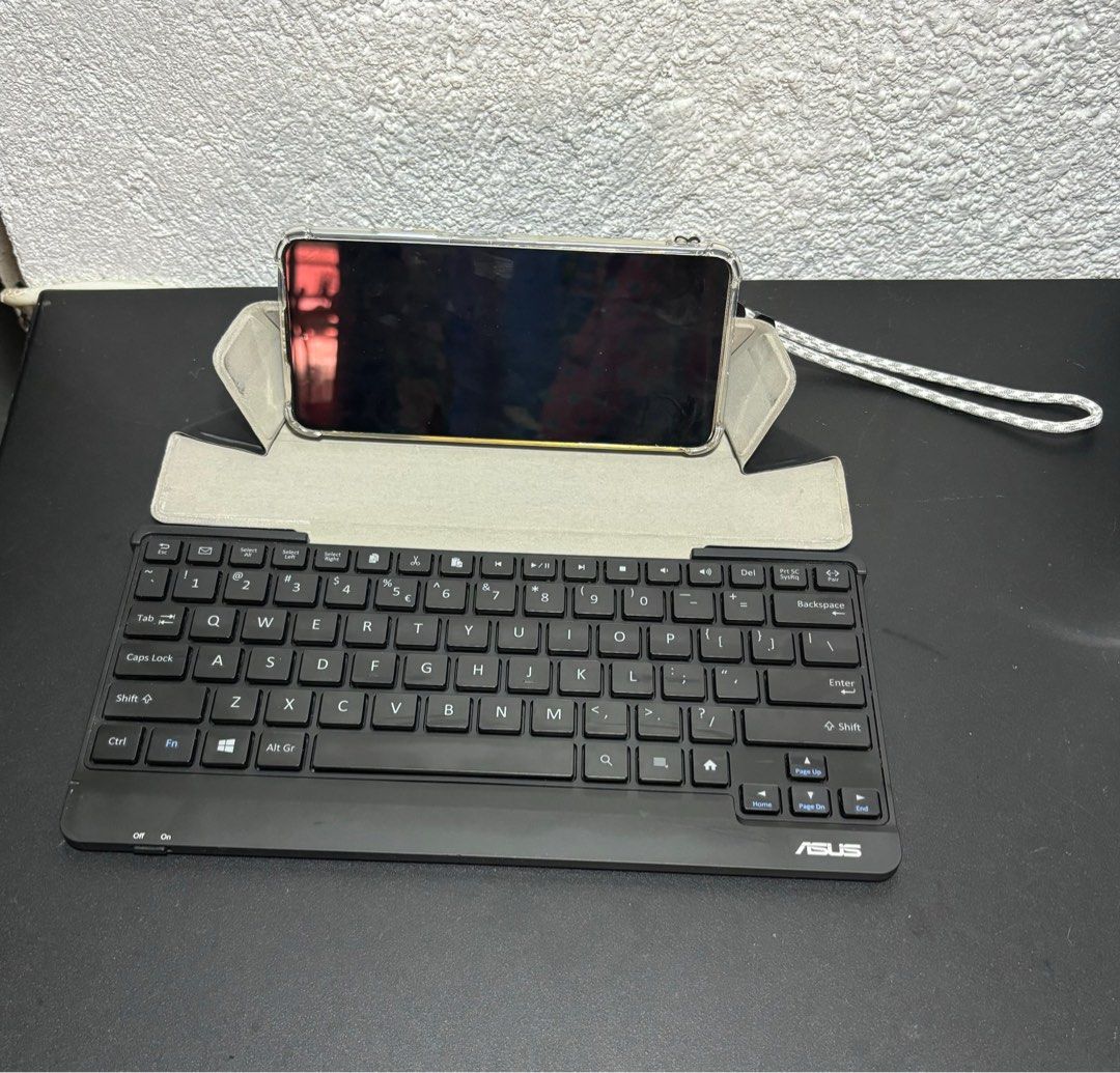 ASUS Pad 16 Transkeyboard for Tablet/Mobile Phone (Category: Computer Keyboard) located in Paranaque City. Submitted by dalle_closet (Listing ID 1322410173, Image 2). Description: universal keyboard wireless keyboard working all buttons nadeform lang ung may asus na name sa harap.