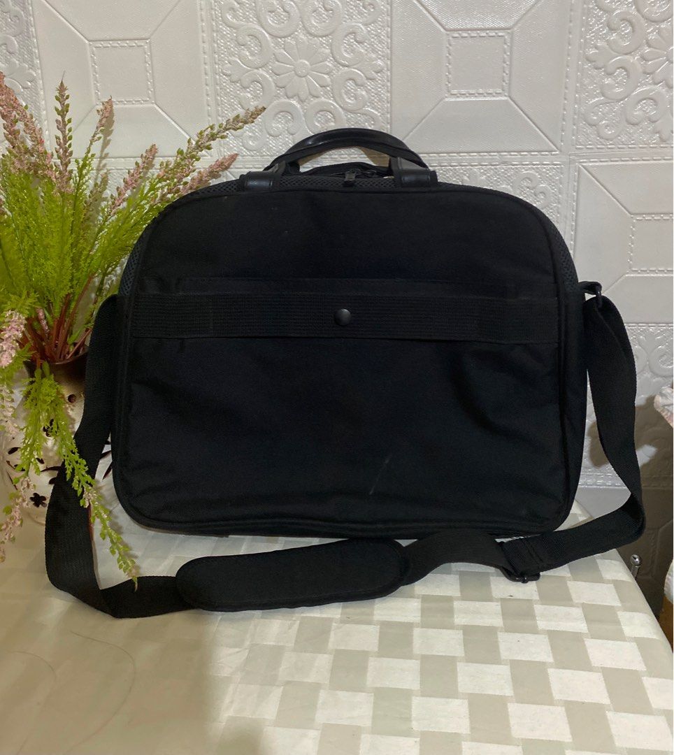 Asus Two-Way Laptop Bag (Category: Laptop Bags & Sleeves) located in Legazpi City. Submitted by wearablefinds (Listing ID 1322515782, Image 2). Description: 15x12x3” Like new No flaws Light weight Excellent quality Kindly check photos for details .