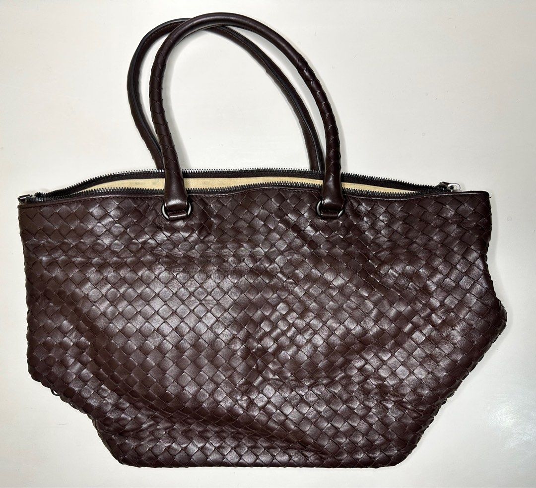 Bottega Veneta Top Handle Bag Dar Brown (Category: Luxury Bags & Wallets) located in Caloocan City. Submitted by bcy6891 (Listing ID 1322515064, Image 3). Description: .