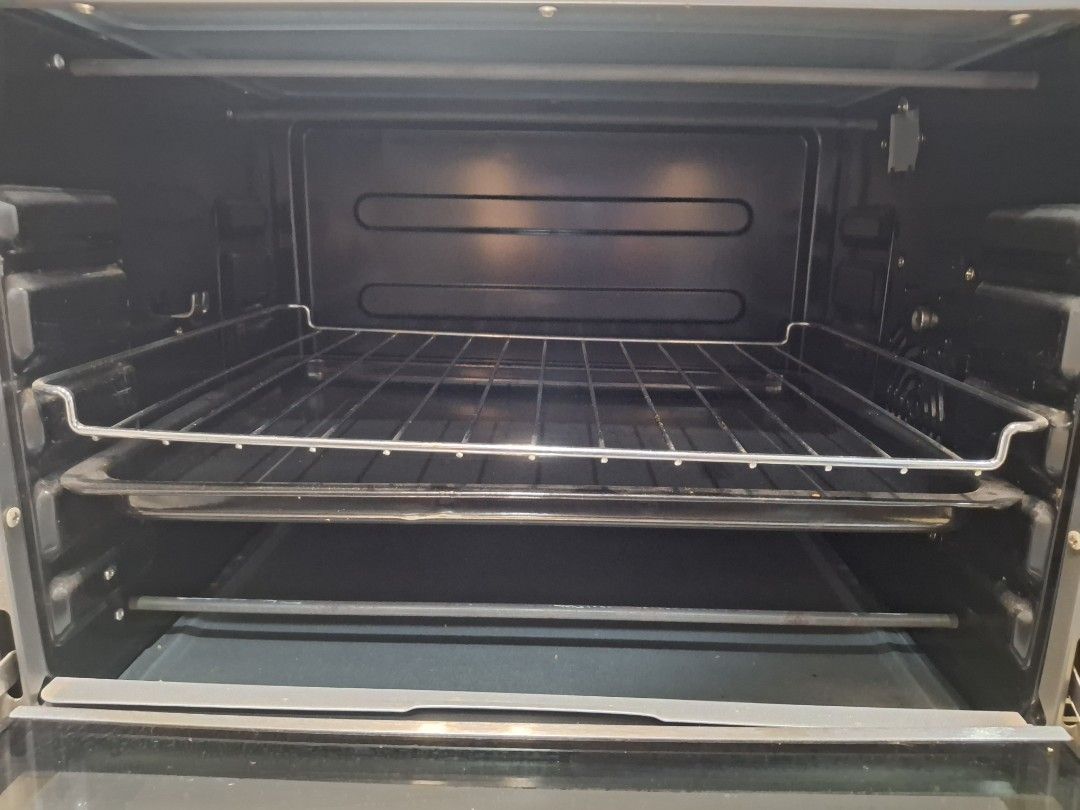 Brikk Electric Oven (Category: Ovens & Toasters) located in Quezon City. Submitted by beautylush.ph (Listing ID 1322468751, Image 3). Description: For Sale Brikk Electric Oven Used a few times only, working well. Inclusions: Enamel Tray, Crumb tray, rotisserie accessories Capacity: 45L Power: 2100W Flaw: Defective inner Light pero pwede ipagawa.