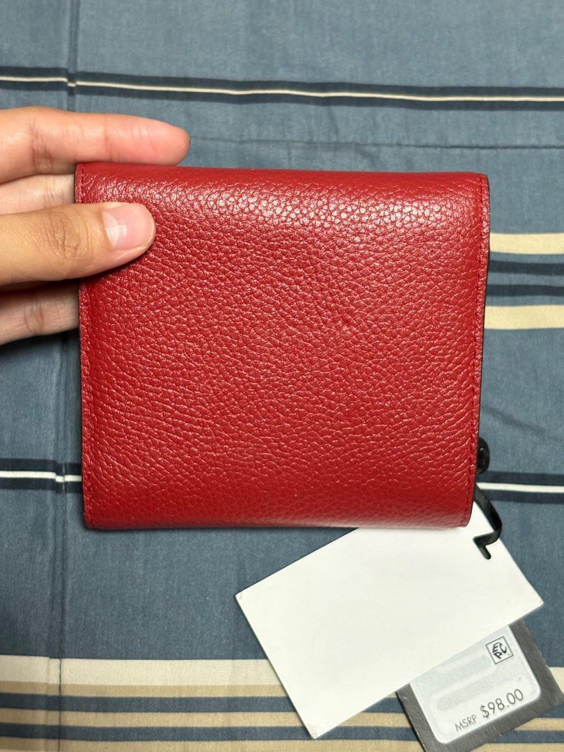 DKNY Wallet (Category: Luxury Bags & Wallets) located in Quezon City. Submitted by thriftopsandtees (Listing ID 1322390639, Image 2). Description: Open for negotiation 📩.