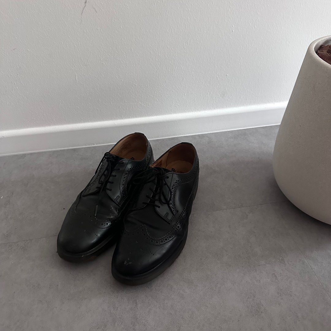 Dr martens kelvin brogues in black polished smooth clearance