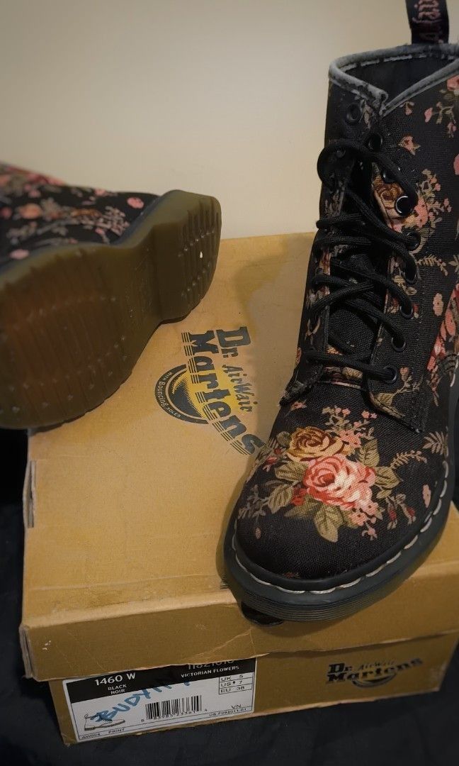 Dr Martens 1460 8 Hole Eyelet Victorian Flowers Black 11821016 Ladies Boots UK5 EU38 US7 with original box Women s Fashion Footwear Boots on Carousell