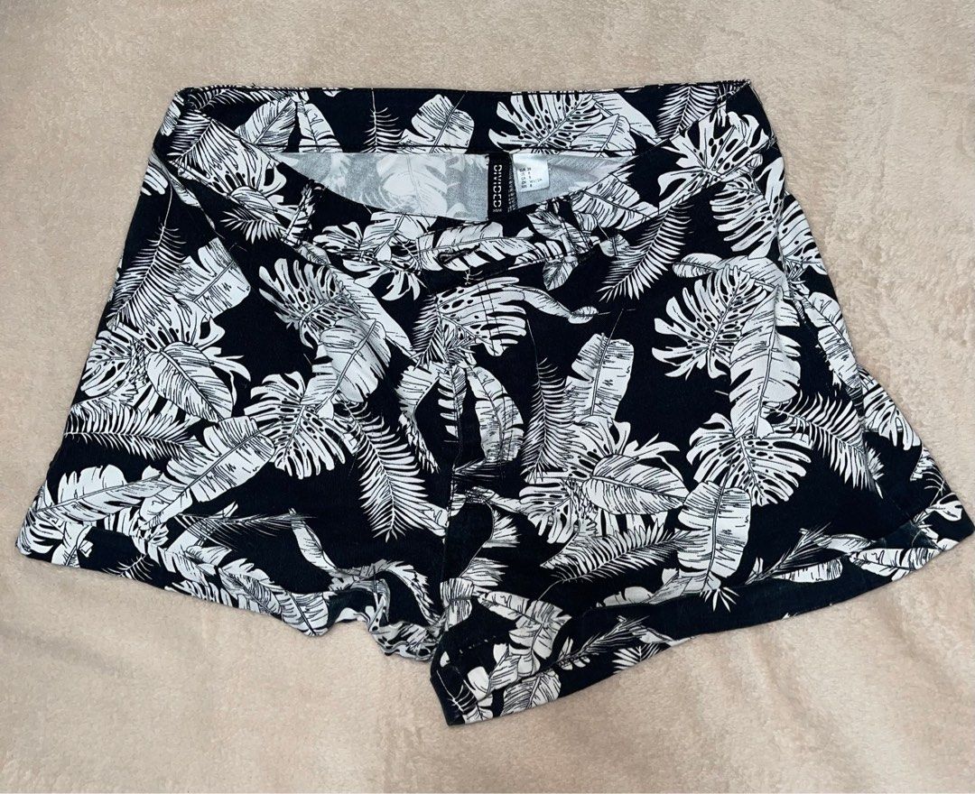 H M black shorts size 27 30 Women s Fashion Bottoms Shorts on Carousell