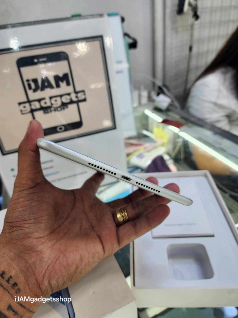 Ipad mini 5 preloved (Category: iPad) located in Manila. Submitted by ijamgadgetsshop (Listing ID 1322404208, Image 3). Description: ipad mini 5 64gb cellular with box 📌we do cod in metro manila and near provinces just add sf only 📌can visit in my store at greenhills shopping center 📌we do LBC transaction 📌we accept credit card in store.