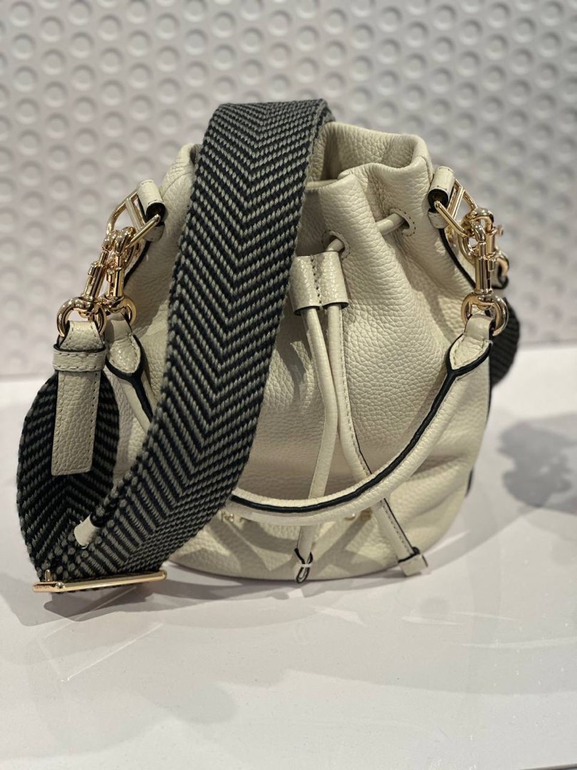 Marc Jacobs Groove Bucket Bag, Luxury, Bags & Wallets on Carousell
