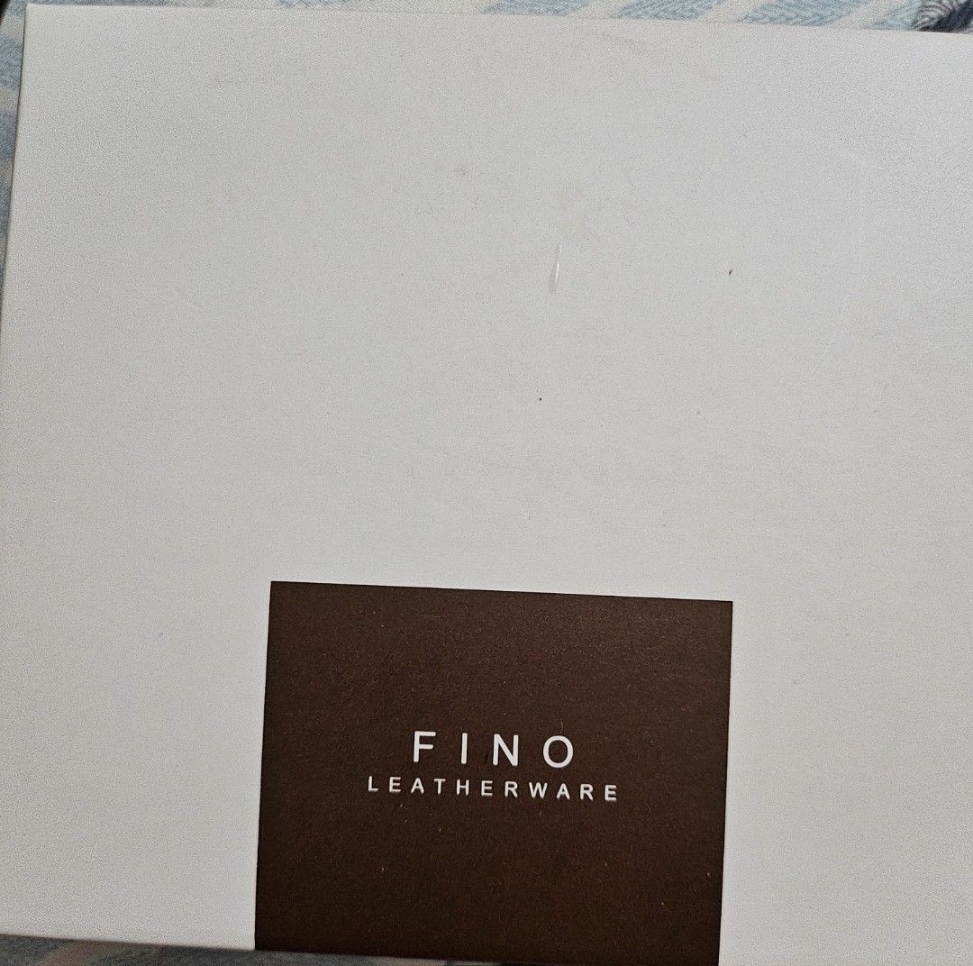 Money clip wallet (Category: Wallets & Card holders) located in Quezon City. Submitted by goldenhawk_c44114 (Listing ID 1322482493, Image 3). Description: brand new with box mop-gcash shipping shouldered by buyer.
