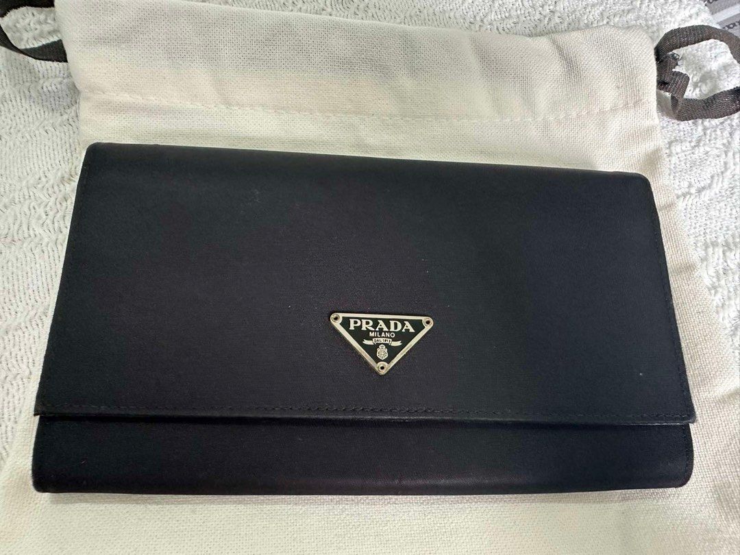 Prada Nylon black wallet (Category: Luxury Bags & Wallets) located in Valenzuela. Submitted by girlsshoppe888 (Listing ID 1322455796, Image 1). Description: .