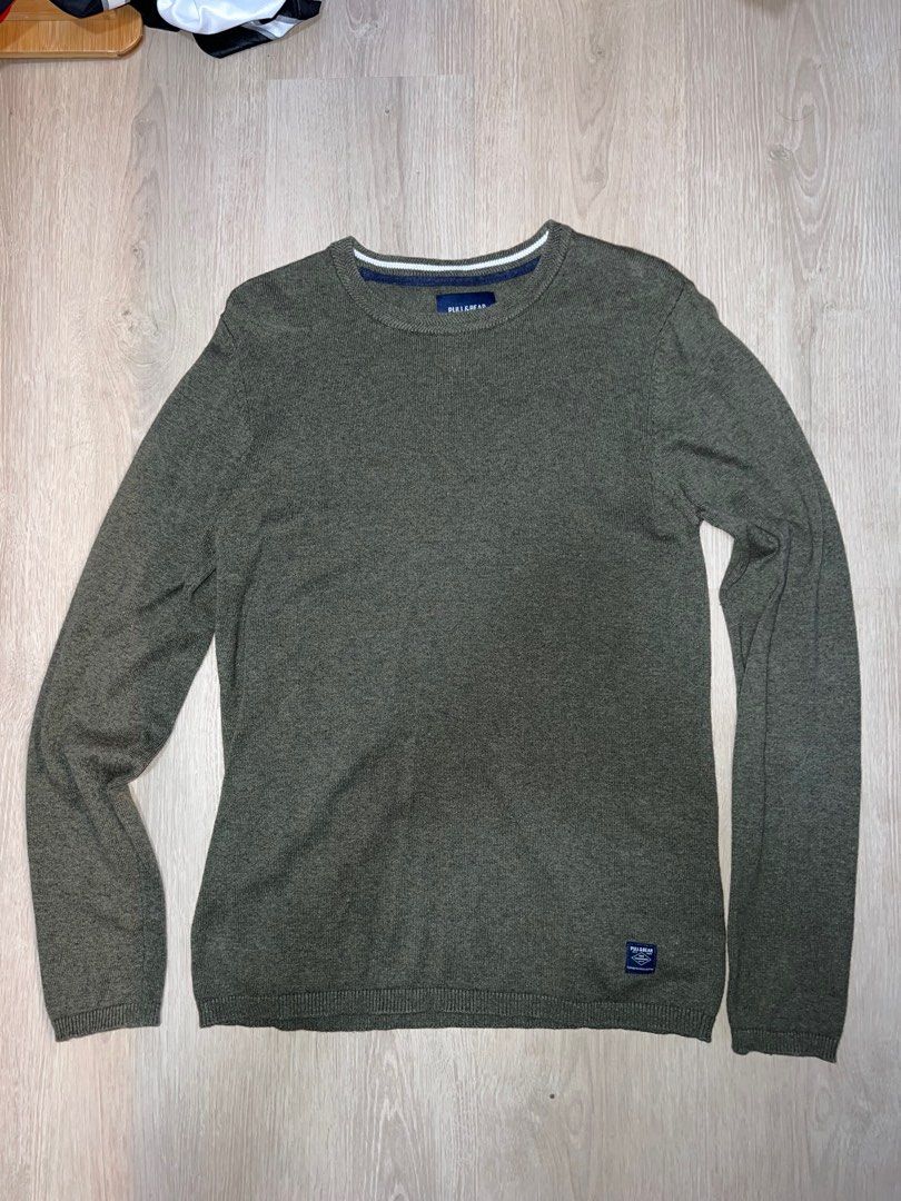 Pull& bear Sweater (Category: Tshirts & Polo Shirts) located in Singapore. Submitted by supa_saiyajin (Listing ID 1322525721, Image 1). Description: .