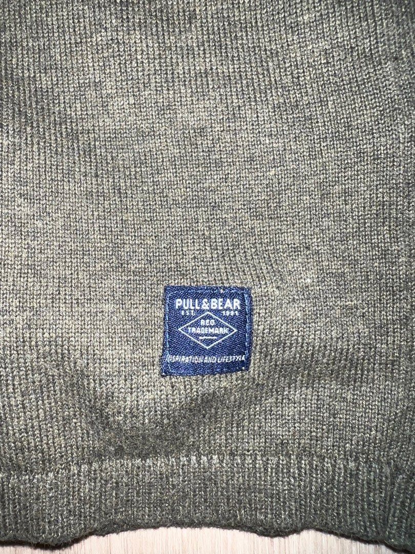 Pull& bear Sweater (Category: Tshirts & Polo Shirts) located in Singapore. Submitted by supa_saiyajin (Listing ID 1322525721, Image 2). Description: .