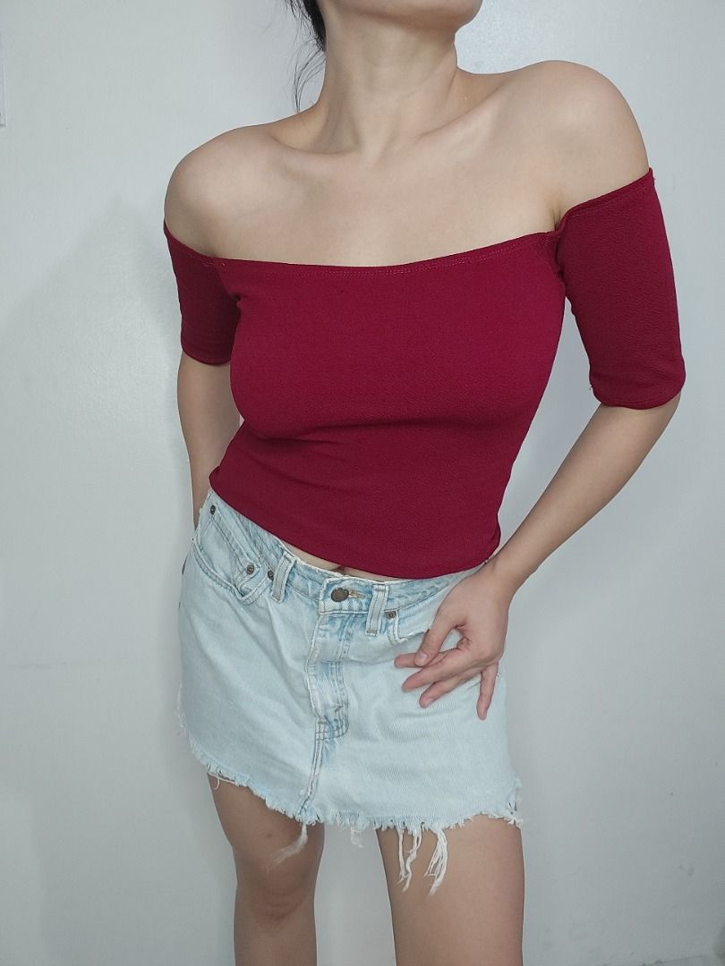 Red Off-Shoulder Top (Category: Others Tops) located in Quezon City. Submitted by dapheloise (Listing ID 1322555747, Image 3). Description: Item Details: ↝ Used only once ↝ Flattering on collar bones ↝ Body hugging ↝ Super pretty ng pagka "red" niya Brand: No Brand Size: Small Condition: 10/10 ___________________________________________________________ MODEL'S SIZE (for reference) Height: 4'11" Size: Semi-Medium Waist: 29.5 - 30 inches Hips: 33.5