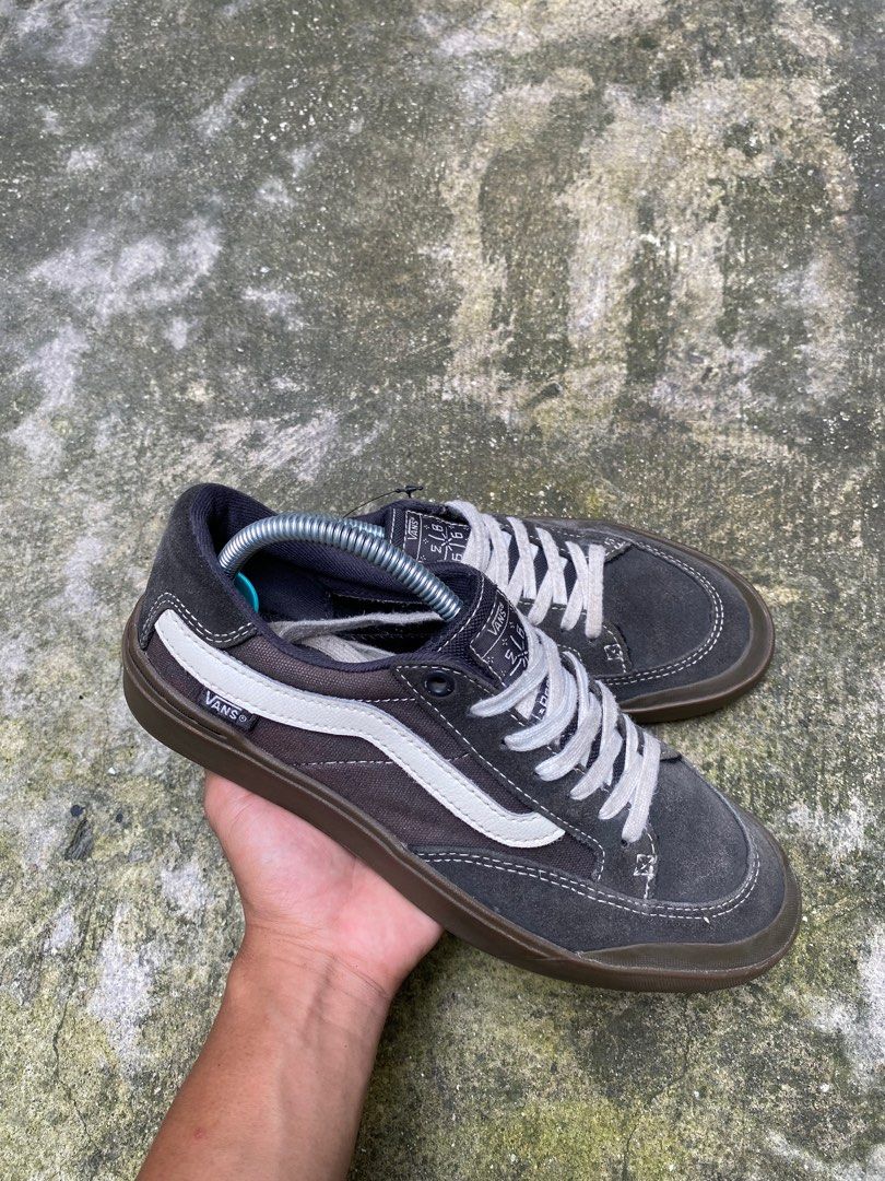 Vans Old skool size39 Fesyen Pria Sepatu Sneakers di Carousell