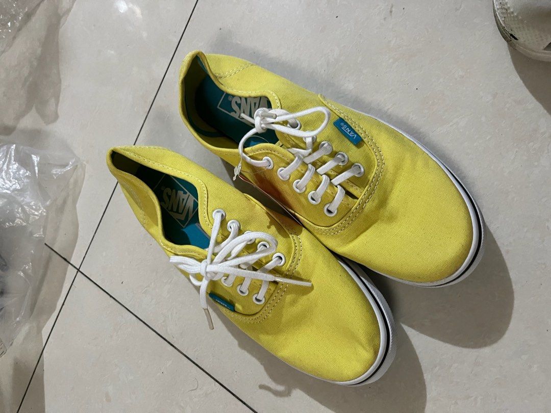 Vans shoes (Category: Sneakers) located in Los Banos. Submitted by itsr2 (Listing ID 1322409639, Image 2). Description: Wasn’t used. Nakatambak lang. Size 8w/6.5m.
