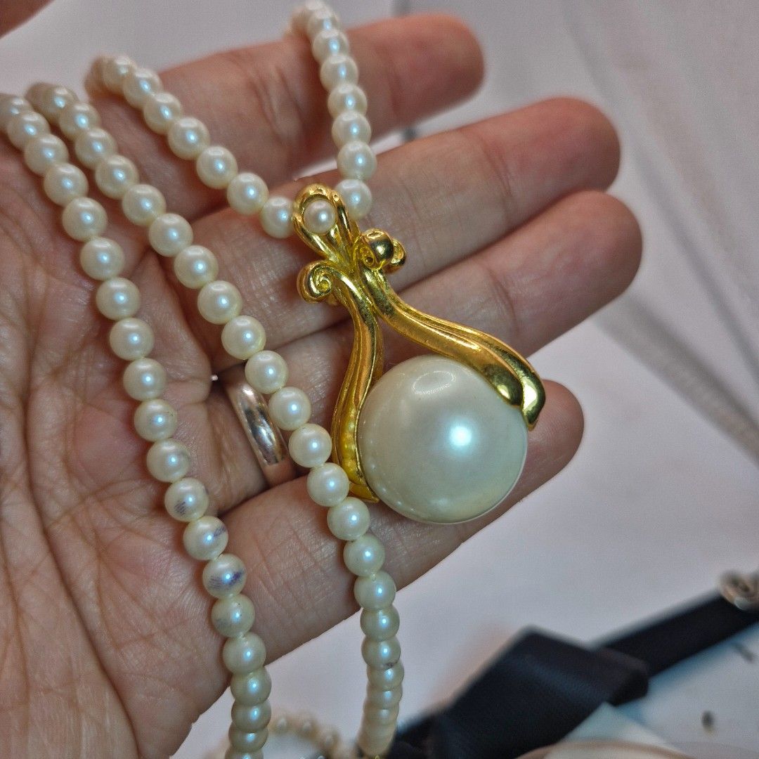 Vintage 1994 Avon Pearlesque Elegance pendant necklace