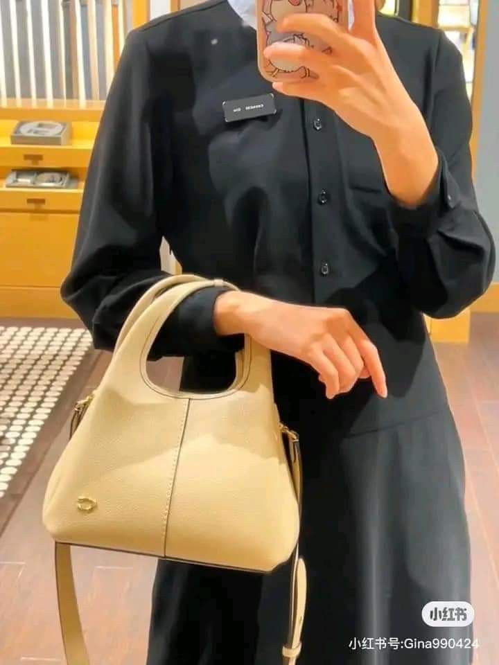 🍀 CCH Lana Shoulder Bag (Category: Luxury Bags & Wallets) located in Manila. Submitted by shan_kenz (Listing ID 1322567512, Image 2). Description: 🍀 CCH Lana Shoulder Bag ▪️22.5cm (L) c 31.5cm (H)x 13.5cm(w) 💰 P2,200 ▪️Actual photo ▪️Plus SF.