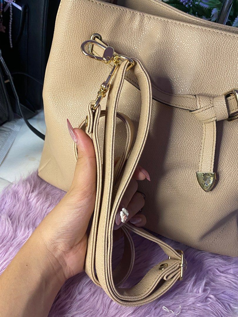 Banabana Two way Bag (Category: Shoulder Bags) located in Davao. Submitted by sammyang123 (Listing ID 1322692613, Image 3). Description: Banaban Two way bag Medium size Very pretty saffiano leather💘 No issue light use💗 Dm me free sf.