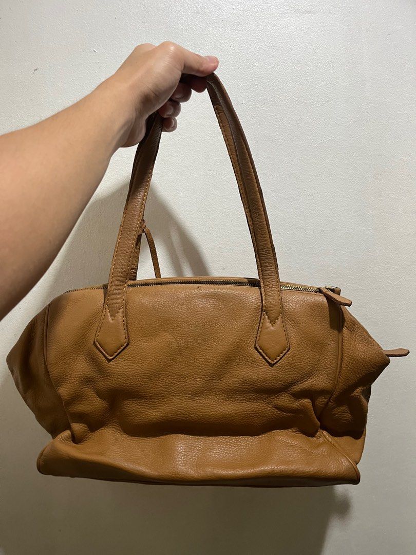 Fendi Sellerin Bag (Category: Shoulder Bags) located in Manila. Submitted by etcetero (Listing ID 1322649089, Image 2). Description: - Product color may slightly vary due to photographic lighting sources. You may however request for additional photos/videos via PM. - With minimal flaw/s, kindly see photos. .