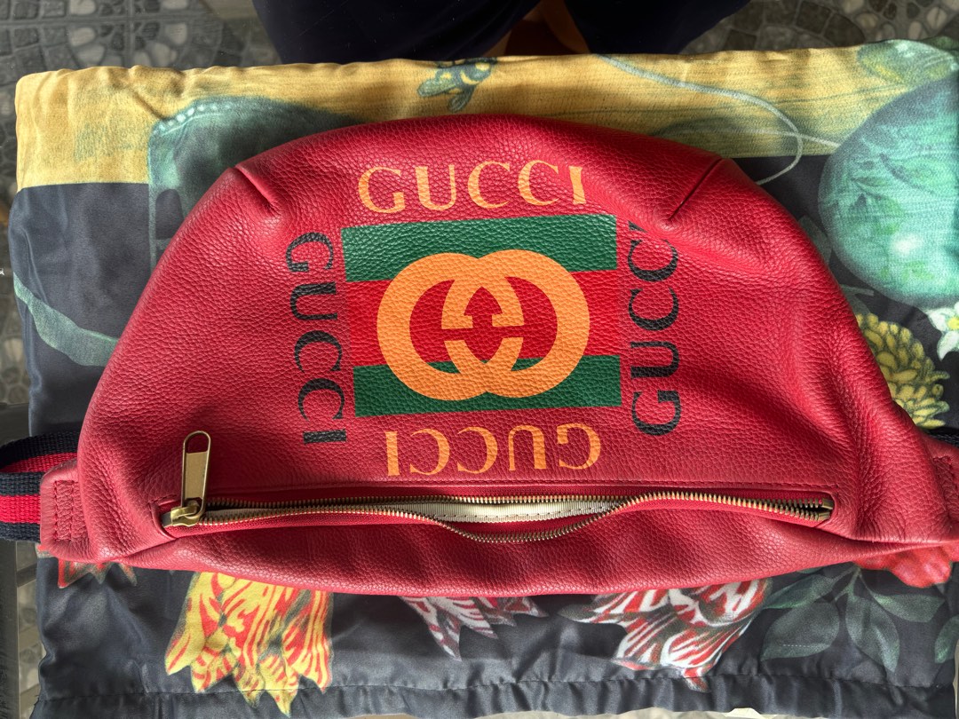 Gucci Logo Beltbag Leather in color Red