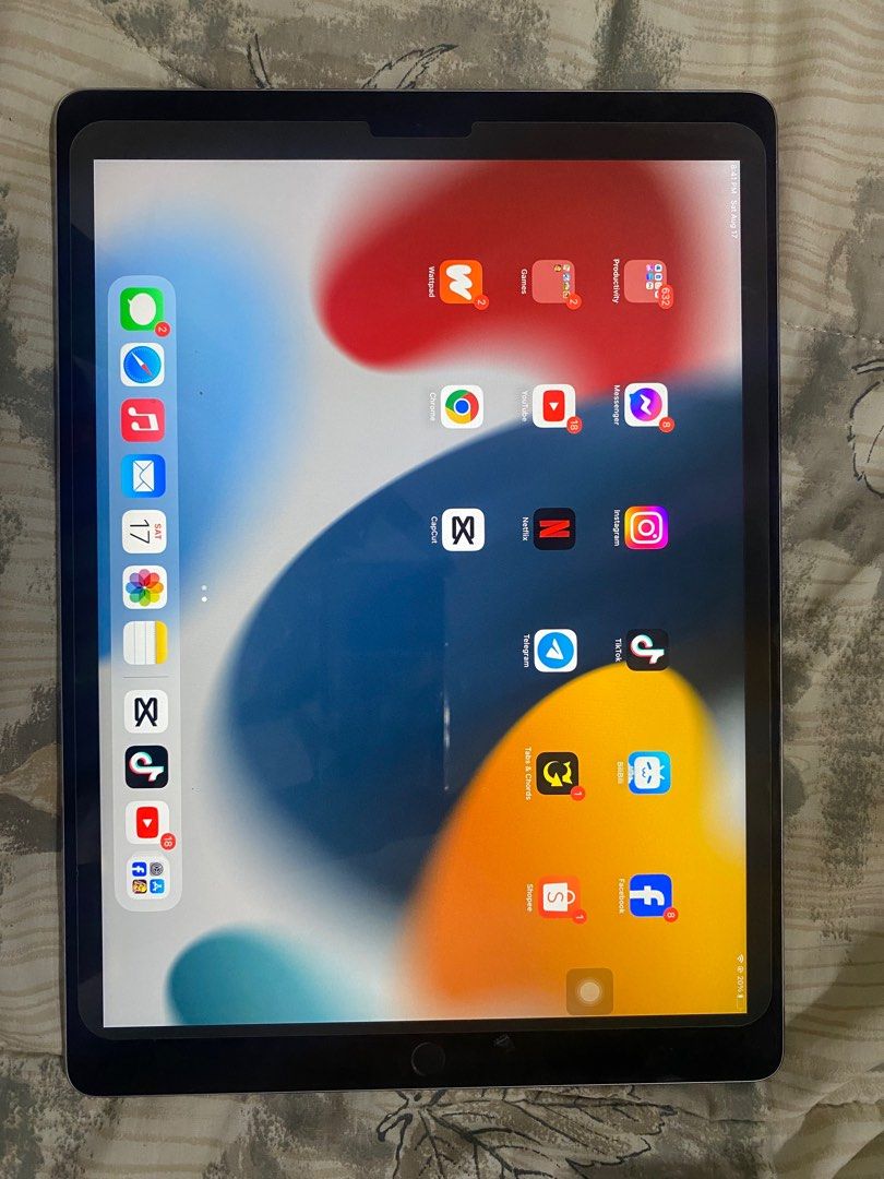 IPAD PRO 1ST GEN NO ISSUE (Category: iPad) located in Manila. Submitted by littlemsdecluts (Listing ID 1322584112, Image 3). Description: IPAD PRO 1ST GEN good as new 12.9 INCHES 32 gb dm for meet up rfs: will upgrade.