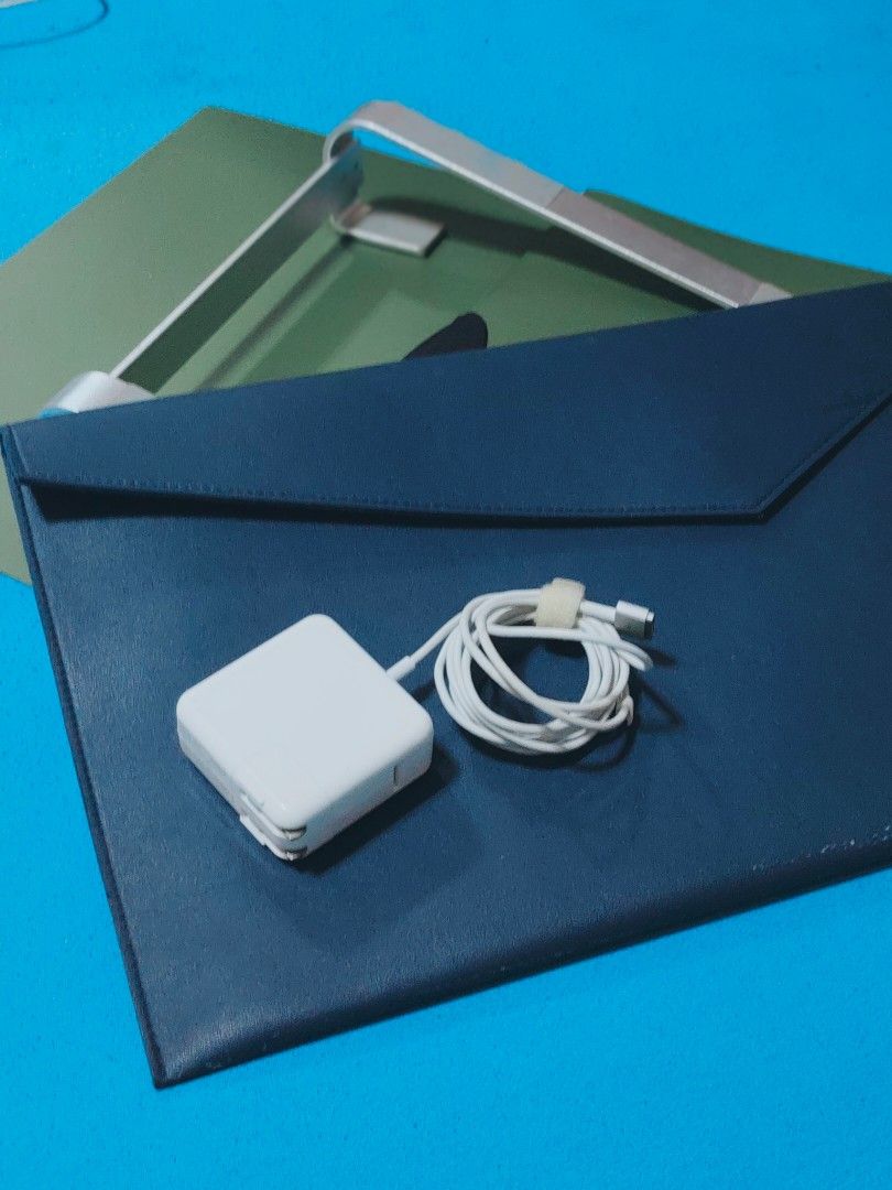 MacBook Air 2017 (Category: Laptops & Notebooks) located in Marikina City. Submitted by cl.ap (Listing ID 1322676033, Image 2). Description: MacBook Air 2017 | Dual Core | Intel Core i5 13inches | 128GB | 8GB RAM ✓ Deskpad ✓ Case ✓ Stand ✓ Sleeve ✓ Charger.
