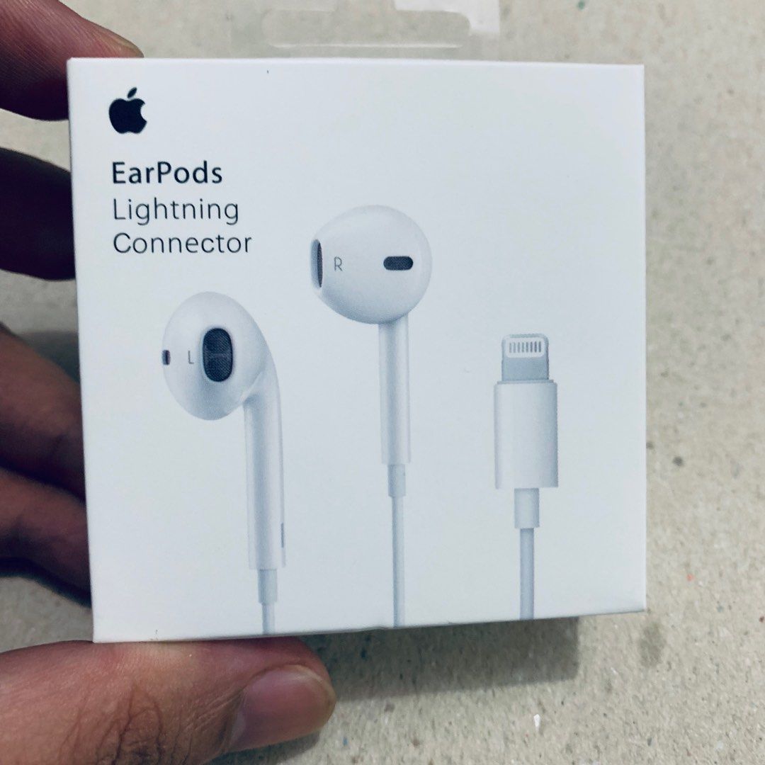 Original Apple Earbuds With Lightning ⚡ Connector Wired Stereo Plug & Play (Category: Headphones & Headsets) located in Manila. Submitted by walsgadsaccesorries (Listing ID 1322652772, Image 1). Description: The speakers inside the EarPods have been engineered to maximize sound output and minimize sound loss, which means you get high-quality audio. The EarPods with Lightning Connector also include a built-in remote that lets you adjust the volume