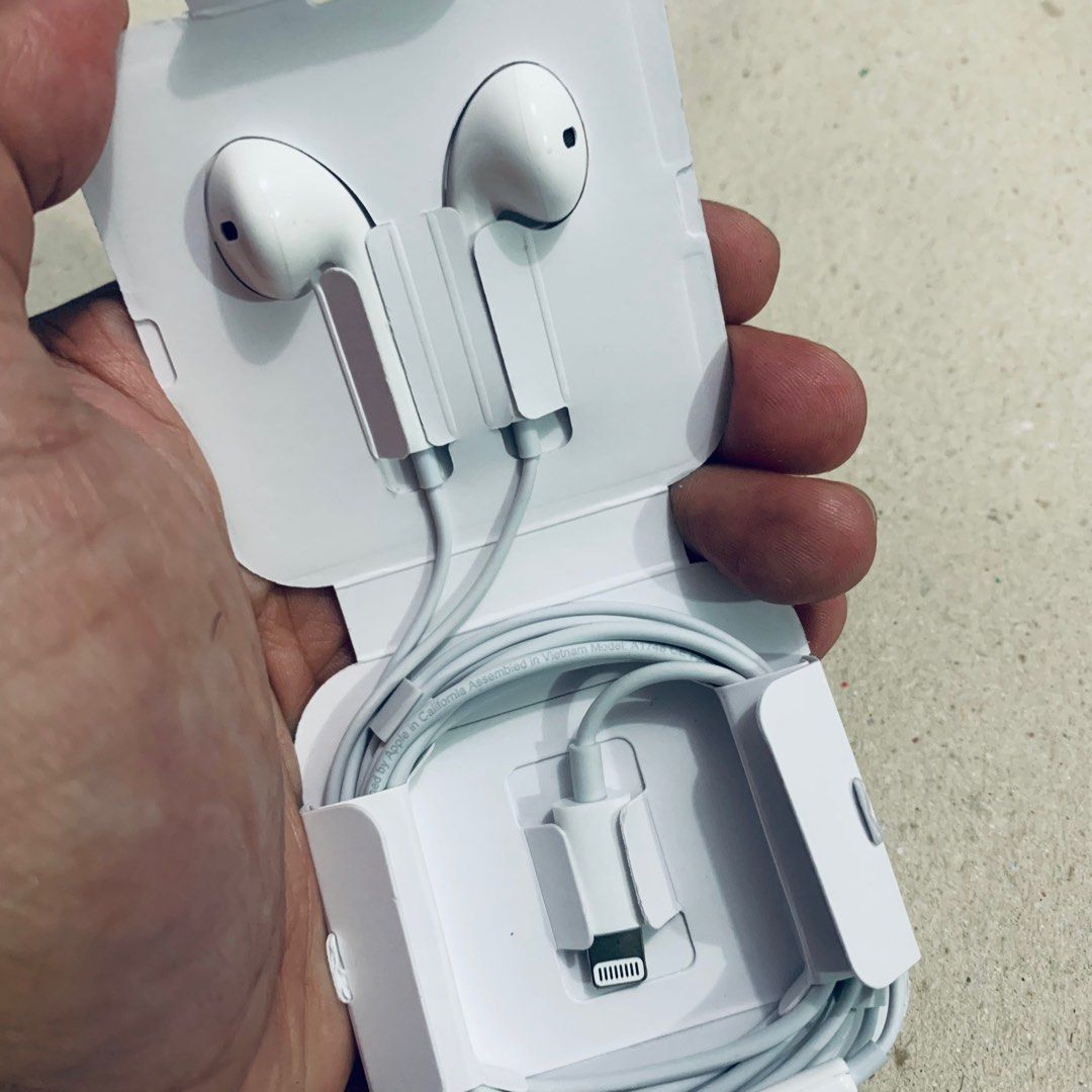 Original Apple Earbuds With Lightning ⚡ Connector Wired Stereo Plug & Play (Category: Headphones & Headsets) located in Manila. Submitted by walsgadsaccesorries (Listing ID 1322652772, Image 3). Description: The speakers inside the EarPods have been engineered to maximize sound output and minimize sound loss, which means you get high-quality audio. The EarPods with Lightning Connector also include a built-in remote that lets you adjust the volume