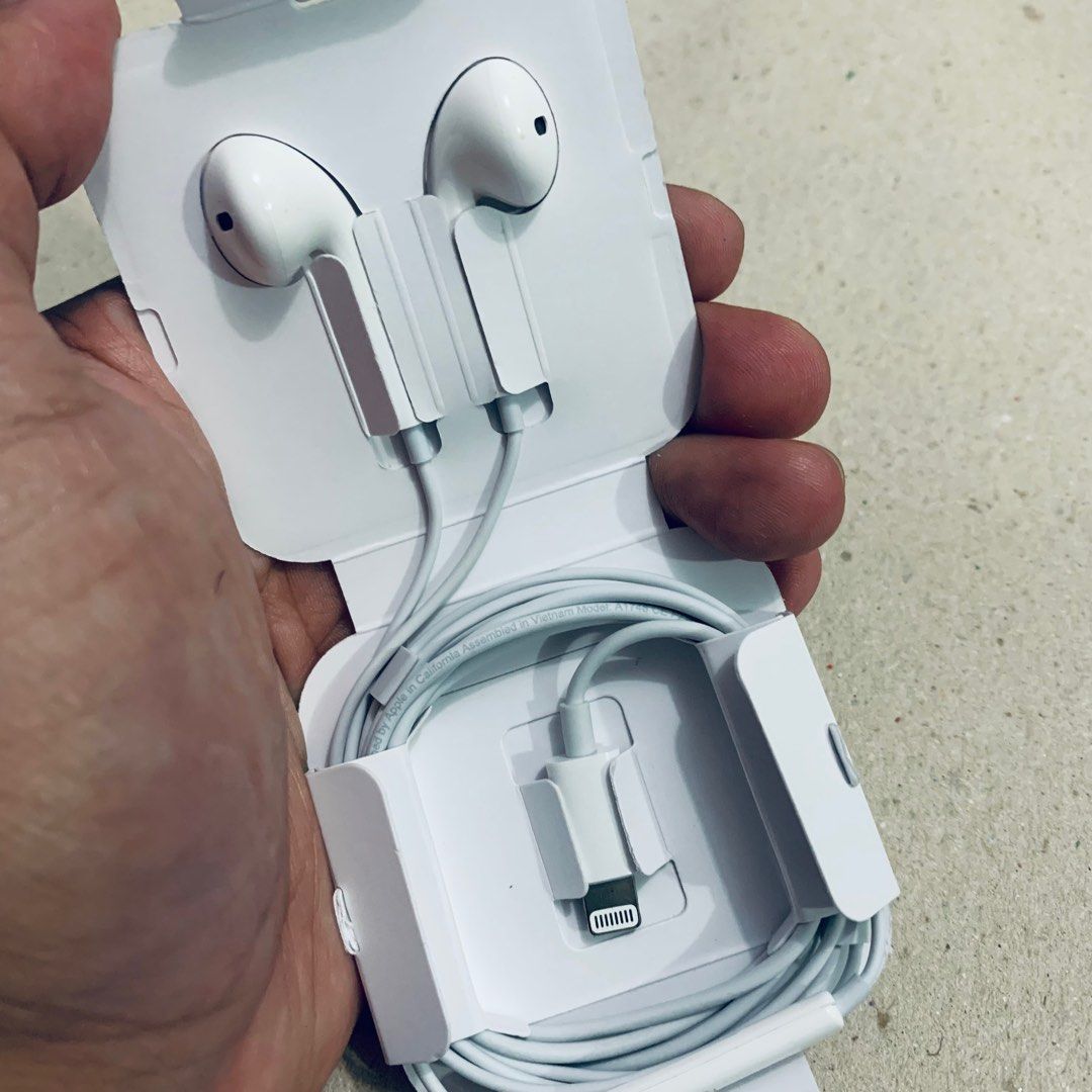 Original Apple Earbuds With Lightning ⚡ Connector Wired Stereo Plug & Play (Category: Headphones & Headsets) located in Manila. Submitted by walsgadsaccesorries (Listing ID 1322652772, Image 2). Description: The speakers inside the EarPods have been engineered to maximize sound output and minimize sound loss, which means you get high-quality audio. The EarPods with Lightning Connector also include a built-in remote that lets you adjust the volume