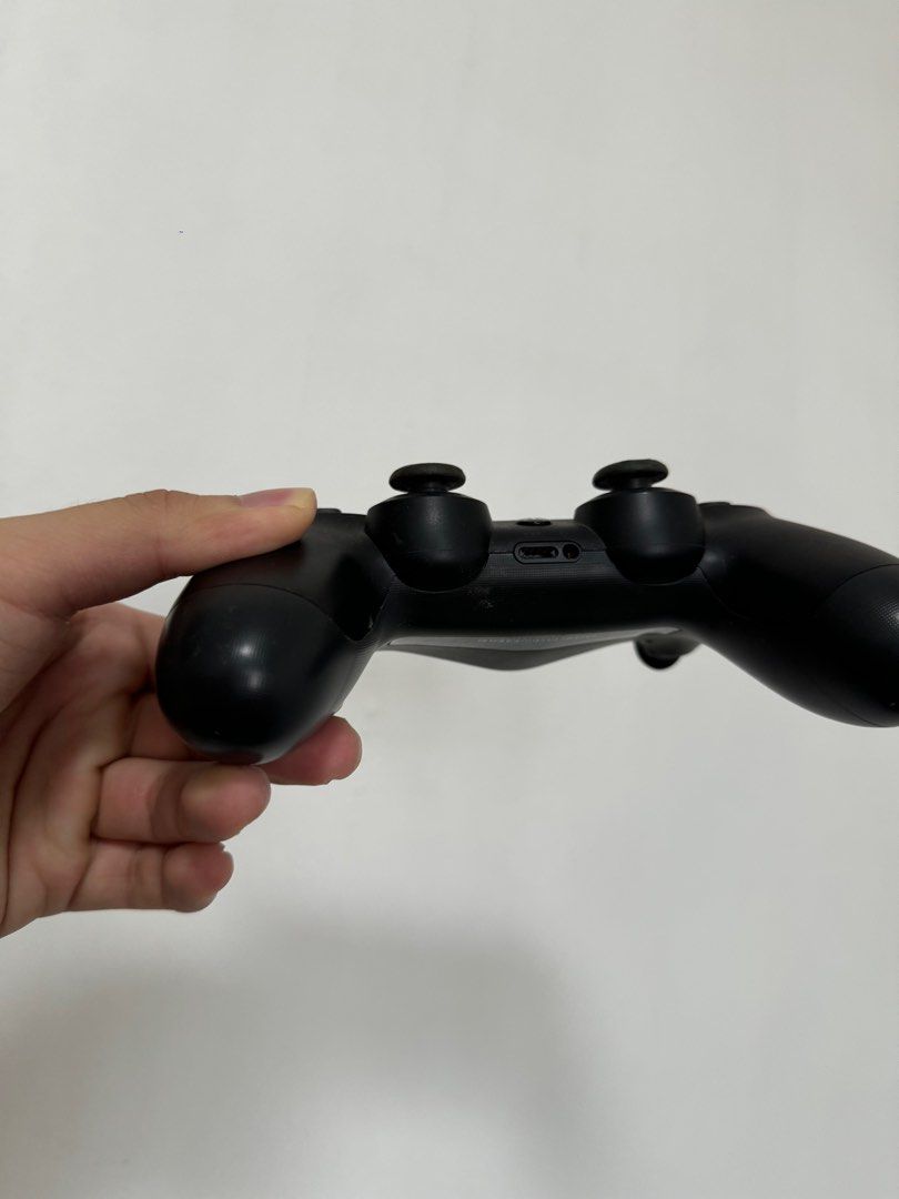 PS4 Controller (Category: Controllers) located in Singapore. Submitted by peepeo (Listing ID 1322644030, Image 2). Description: no box switch rubber abit sticky .
