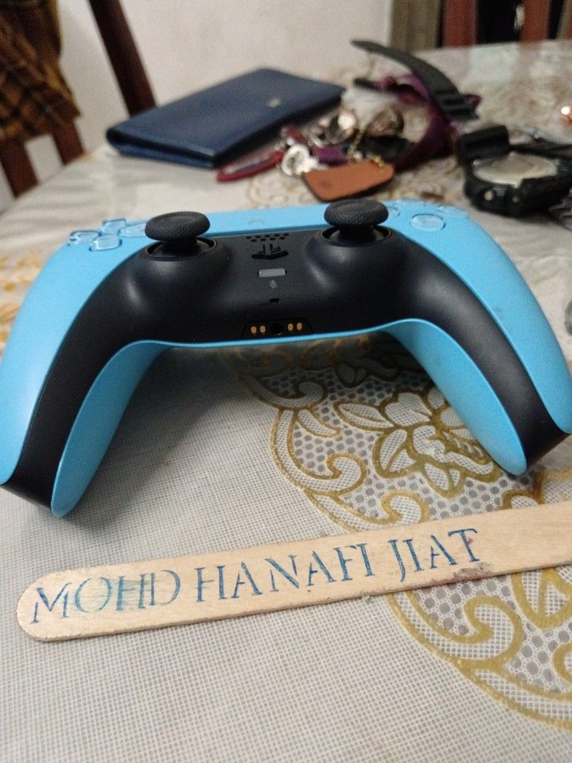 Ps5 controller (Category: Controllers) located in Batu Pahat. Submitted by hanasafiya81trading (Listing ID 1322699218, Image 3). Description: Tak ada ps5 nak test samada ok ke x. Masih hidup lampu ada. Button nampak semua ok. Dapat kat singapore. Jual seadanya..pps pembeli tanggung..