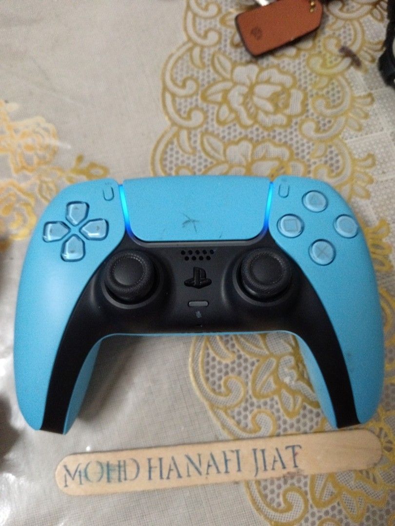 Ps5 controller (Category: Controllers) located in Batu Pahat. Submitted by hanasafiya81trading (Listing ID 1322699218, Image 2). Description: Tak ada ps5 nak test samada ok ke x. Masih hidup lampu ada. Button nampak semua ok. Dapat kat singapore. Jual seadanya..pps pembeli tanggung..
